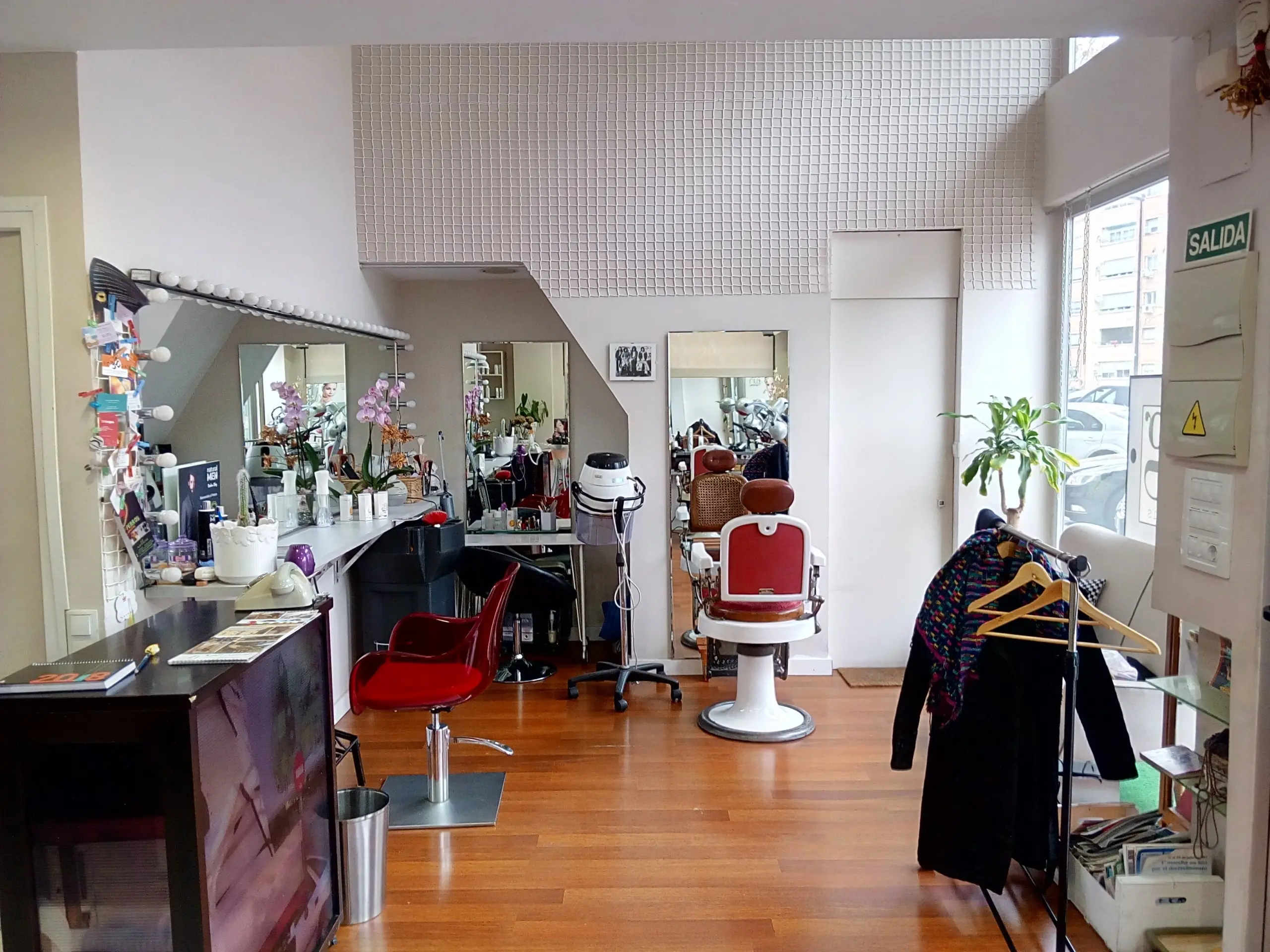 galeria-gris-estilismo-local Local de Galería Gris estilismo en Zaragoza. Vista general